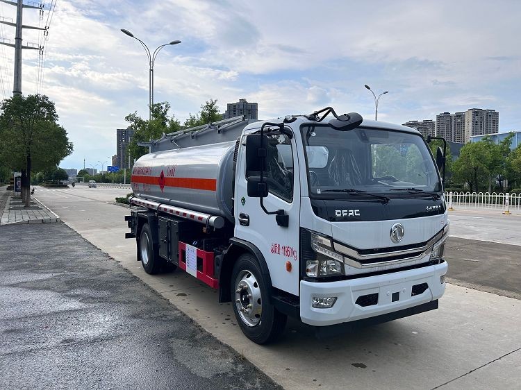 Dongfeng D7 8 M³ Fuel Tanker Truck factory